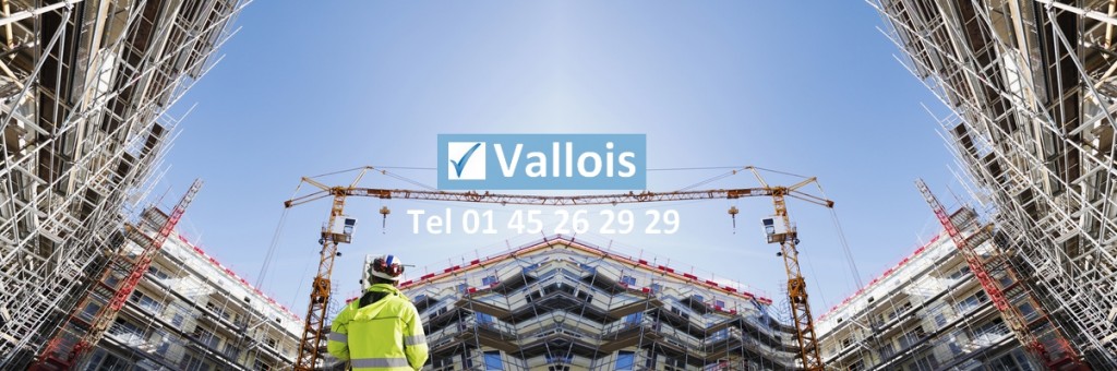 Assurance dommage ouvrage En vertu de l’article L.242-1 du Code des assurances, la souscription d’assurance dommage ouvrage est obligatoire pour tous ceux souhaitant faire construire ou réaliser des travaux d’ouvrage par une entreprise. Ce type d’assurance, normalement souscrite par le maître d’ouvrage, a pour objet de couvrir le remboursement des frais liés à la réparation de sinistres importants susceptibles de survenir dans une période de dix ans suivant l’achèvement de la construction. La garantie dommage ouvrage commence alors à courir après l’achèvement d’une construction neuve ou encore à la fin des travaux d’extension ou de gros œuvre entrepris sur une construction existante. 1. En quoi consiste cette assurance ? En cas de survenance de sinistre, l’assurance dommage ouvrage permet le remboursement immédiat ou l’exécution rapide de toutes les réparations faisant l’objet de la garantie décennale sans attendre l’intervention d’une décision de justice. En effet, tout constructeur (qu’il s’agisse d’un entrepreneur, d’un maître d’œuvre, d’un architecte, ou de toute autre personne physique liée au maître d’ouvrage par un contrat de louage d’ouvrage) est tenu d’une responsabilité civile décennale. Ainsi, pendant une durée de 10 ans après réception de l’ouvrage, le constructeur est responsable envers son donneur d’ordre pour tous les dommages, même résultants d’un vice de sol, susceptibles de compromettre la solidité de l’ouvrage et le rendant impropre à sa destination. Il appartiendra ensuite à l’assureur du maître d’ouvrage d’exercer une action en recours contre le constructeur responsable et son assureur. La souscription d’une assurance RC décennale est obligatoire pour tout constructeur et doit s’effectuer avant l’ouverture du chantier. Le donneur d’ordre (maître d’ouvrage) quant à lui est tenu de contracter une assurance dommage ouvrage pour la couverture des sinistres faisant l’objet de la garantie décennale. • Quand est-ce que sa souscription est obligatoire ? Le maître d’ouvrage est obligatoirement tenu de souscrire une assurance dommage ouvrage lorsque l’envergure des travaux à engager tend à gagner de l’importance. Tel est notamment le cas pour la construction d’une maison neuve ou encore en cas de travaux engagés et touchant le gros œuvre d’une habitation ou encore les réalisations BTP susceptibles d’en affecter la solidité (planchers, plafonds, murs porteurs, charpente…) • Qui est concerné ? L’assurance de dommages d’ouvrage concerne différents types de maîtres d’œuvre. Il peut s’agir d’un promoteur immobilier ou d’un vendeur quand la souscription s’opère au profit des propriétaires successifs. La souscription peut être aussi effectuée par les constructeurs d’une maison individuelle dans le cadre d’un contrat de construction signé avec un maître d’ouvrage. Tout particulier maître d’ouvrage peut également le faire lorsqu’ils traitent avec le constructeur (auto-entrepreneur de bâtiment, architecte…) sans intermédiaire. • Qu’en est-il de la prime ? Le montant de prime à verser dans le cadre de la souscription de contrat d’assurance est généralement compris entre 7 et 8 % de la totalité du montant des travaux. Il est toutefois possible de réduire le taux à près de 2,5 % en cas d’appel à l’intervention de l’assureur du constructeur. Il est important de mentionner dans ce cas précis que les compagnies d’assurances imposent souvent le versement d’une prime minimale. • Que faire en cas de vente d’un bien ? L’assurance dommage ouvrage se diffère des autres types d’assurances sur le fait que l’étendue de la garantie vise à couvrir les risques de dommages liés à l’immeuble en question. En cas de transfert de propriété par aliénation du bien immobilier à un nouvel acquéreur pendant les dix années après achèvement de l’ouvrage, le bénéfice de l’assurance dommage ouvrage sera ainsi transmis automatiquement à ce dernier. Pour ce faire, il appartiendra au notaire chargé de l’authentification de la vente d’immeuble de mentionner dans cet acte l’existence ou l’absence d’une garantie de dommages ouvrage. Sa responsabilité peut être encourue d’ailleurs au cas où, par erreur ou par négligence, il aurait omis d’y mentionner une information aussi importante alors qu’il était de son devoir de le faire. 2. Les dommages couverts Cette assurance vise à couvrir les vices et malfaçons compromettant la solidité de l’ouvrage et le rendant particulièrement impropres à l’usage. La garantie permet ainsi de prendre en charge les travaux de réparation de tous types de désordres menaçant la solidité de l’immeuble, le rendant pratiquement inhabitable ou empêchant son utilisation normale. L’assurance dommage ouvrage permet ainsi de couvrir les dommages résultant de fissures importantes de murs, d’effondrement ou d’affaissement de plancher, d’infiltrations d’eau par une fissure de la façade ou par toiture, ou également de défauts d’isolation thermique des murs. Sont aussi couverts par cette assurance tous types de dommages affectant la solidité des éléments d’équipements indissociables de l’ouvrage. Tel en est notamment le cas pour les biens d’équipements dont la dépose, le démontage ou le remplacement ne peut être opéré sans altération ou extraction d’une partie fondamentale de l’ouvrage et lui servant notamment de support. Peut être assimilée à un bien d’équipement indissociable à un immeuble une canalisation encastrée dans un mur. À noter en revanche que la garantie ne couvre pas les risques dont la cause serait liée au vieillissement de la bâtisse (exemple pour le cas de microfissures), et il en est de même lorsqu’il s’agit de réparer des dégâts d’ordre esthétique. Une fissure constatée dans un carrelage ne pourrait être couverte qu’en cas de "désafleurance" manifeste (dépassement flagrant et coupant présentant des risques pour les occupants). À préciser par la même occasion que l’assurance dommage ouvrage ne suffira pas à garantir le maître d’ouvrage en cas de défaut d’achèvement de l’ouvrage par le constructeur. • À compter de quel délai la garantie commence-t-elle à courir ? La garantie d’assurance dommage ouvrage commence réellement à courir à compter d’un an après la réception des travaux. Elle prend fin au même moment que l’expiration de la garantie décennale. La durée totale de la garantie d’assurance dommage ouvrage est donc de 9 ans. • Que faire en cas de constatation de sinistre ? En cas de constat d’une malfaçon manifeste susceptible de faire l’objet d’une couverture d’assurances dommage ouvrage, le maître d’ouvrage est tenu dans la limite des 5 jours ouvrés à déclarer le sinistre auprès de son assureur. La signification doit s’effectuer par envoi de lettre recommandée avec accusé de réception. • La déclaration de sinistre en matière d’assurance dommage ouvrage Elle a pour objet d’informer l’assureur de l’existence d’un sinistre. Pour les cas d’une assurance de dommage ouvrage, la déclaration doit porter mention : du numéro de la police d’assurance, du nom du souscripteur, de l’adresse de la construction endommagée, de la date de réception des travaux, de la date d’apparition des dommages et de la description détaillée du type de dommages. Il est utile également de mentionner dans la déclaration du sinistre, l’adoption des mesures de protection nécessaires ayant été destinée à empêcher l’aggravation du dommage s’il y avait lieu. Ceci vous permettra de vous faire rembourser de cette dépense. 3. Les délais dans la limite desquels l’assureur doit intervenir L’assureur est légalement tenu d’intervenir le plus rapidement possible en cas de survenance de sinistre. La loi lui accorde un délai de 60 jours pour vous informer de sa décision et pour choisir l’expert à la charge duquel il a investi la mission de constater et d’évaluer le préjudice. Après désignation de l’expert par l’assureur, l’assuré dispose quant à lui d’un délai de huitaines pour le récuser quand le choix ne lui convient pas. Une décision de justice interviendra alors dans ce cas précis pour nommer l’expert. La récusation d’expert proroge le délai d’instruction du sinistre. Le délai est prolongé de 10 jours en cas de première récusation et rajouté de 20 jours en cas de désignation judiciaire. Afin de garantir la prise en charge de la couverture des dommages par votre compagnie d’assurances, vous devez absolument demander à obtenir le rapport préliminaire d’expertise avec la notification de la décision de l’assureur. Faute de réunion de ces deux pièces ou également à défaut de communication desdites pièces dans la limite des délais prévus, la garantie est acquise. 4. L’assureur est-il tenu d’engager un expert ? D’une manière générale oui, sauf dans deux cas. Soit parce que les préjudices ne peuvent pas être couverts par la garantie (cf. les types de risques non couverts par l’assurance dommage ouvrage susmentionné dans la seconde partie), soit lorsqu’il estime que le montant de la réparation est inférieur à un certain minimum de seuil. Dans un délai de 15 jours, celui-ci est alors tenu d’informé son client de son refus ou selon le cas, proposer une autre offre de dédommagement. 5. Le laps de temps nécessaire au dédommagement L’offre d’indemnisation est due dans la limite des 90 jours à compter de la date de l’acceptation de l’assureur à intervenir. En cas de récusation du premier expert, le délai est prorogé jusqu’à 100 jours, et jusqu’à 120 jours en cas de récusation de second expert. À titre exceptionnel, et avec l’accord de l’assuré notamment, le laps de temps peut s’étendre jusqu’à 135 jours en cas de difficultés majeures liées à la nature ou à la gravité du sinistre. En cas d’acceptation par l’assuré, il est tenu d’en signifier à son assureur par voie de lettre recommandée. Le versement de l’indemnité doit alors s’effectuer dans la limite des 15 jours. Dans le cas contraire, lorsque l’assuré estime l’offre insuffisante, la signification doit aussi s’opérer par voie de courrier recommandé dans les plus brefs délais. Quand l’assureur tarde à libérer les fonds alors que nécessité oblige, le maître d’ouvrage doit signifier à son assureur son intention d’engager les travaux. Dans les 15 jours qui suivent au plus tard, sa compagnie d’assurance sera alors obligée d’octroyer une avance d’au moins 75 % du montant de l’indemnité due. 6. Possibilités de recours en cas de non-respect d’engagement de la part de l’assureur Lorsque votre assureur tarde à libérer les fonds dans la limite des délais prévus, et notamment après qu’il ait déjà pris connaissance de votre déclaration sinistre et l’a accepté par la même occasion, vous pouvez engager les dépenses nécessaires à la réparation intégrale des dommages (en vertu de l’article L. 242-1 du Code des assurances). En cas de non-respect des délais imposés par la loi en matière de libération de fonds destinés à la couverture de sinistres ou également en cas de proposition d’offres insuffisantes par l’assureur, il sera appliqué à la somme due une majoration d’un taux d’intérêt qui équivaut au double du taux d’intérêt légal. 7. Les risques liés à la non-souscription d’assurance dommage ouvrage Le défaut de souscription d’assurance dommage ouvrage présente, pour le maître d’ouvrage, le risque de voir la responsabilité du constructeur difficile à établir en cas de dommage subi par l’immeuble après réception. Celui-ci se verra alors contraint d’engager une procédure en justice pour tenter d’obtenir réparation, et ce, à ses propres frais. Par ailleurs, en cas de vente de bien construit sans souscription de garantie d’assurance dommage ouvrage, et notamment avant l’expiration du délai de la garantie décennale, le maître d’ouvrage verra sa responsabilité engagée vis-à-vis du nouveau propriétaire qui exercera directement un recours à son encontre pour se faire rembourser des dommages compromettant la solidité de l’immeuble nouvellement acquis. 8. Les autres types de garanties applicables aux travaux de construction Pour le constructeur, la souscription d’une garantie décennale ne suffit pas à couvrir l’intégralité des risques de dommages liés à l’ouvrage proprement dit à compter de sa réception. Encore lui faudra-t-il dans ce cadre souscrire des garanties supplémentaires. Au cours de la première année après la réception de ladite construction, celui-ci en est alors tenu de garantir le parfait achèvement. Ainsi, en cas de manifestation de désordres dûment constatés par le maître d’ouvrage dans l’intervalle de ce laps de temps. Et ce, notamment quelle qu’en soit la nature ou l’importance et du moment où ils ne sont pas dus à l’usure des matériaux, le constructeur est tenu de les réparer. Deux ans à compter de la réception des travaux en outre, le constructeur peut être tenu également, en cas de dysfonctionnement, de réparer les désordres affectant les éléments d’équipement (chauffage, porte, fenêtre, appareils sanitaires, faux plafonds, revêtement mural, moquettes…) dissociables à l’ouvrage à proprement parler.